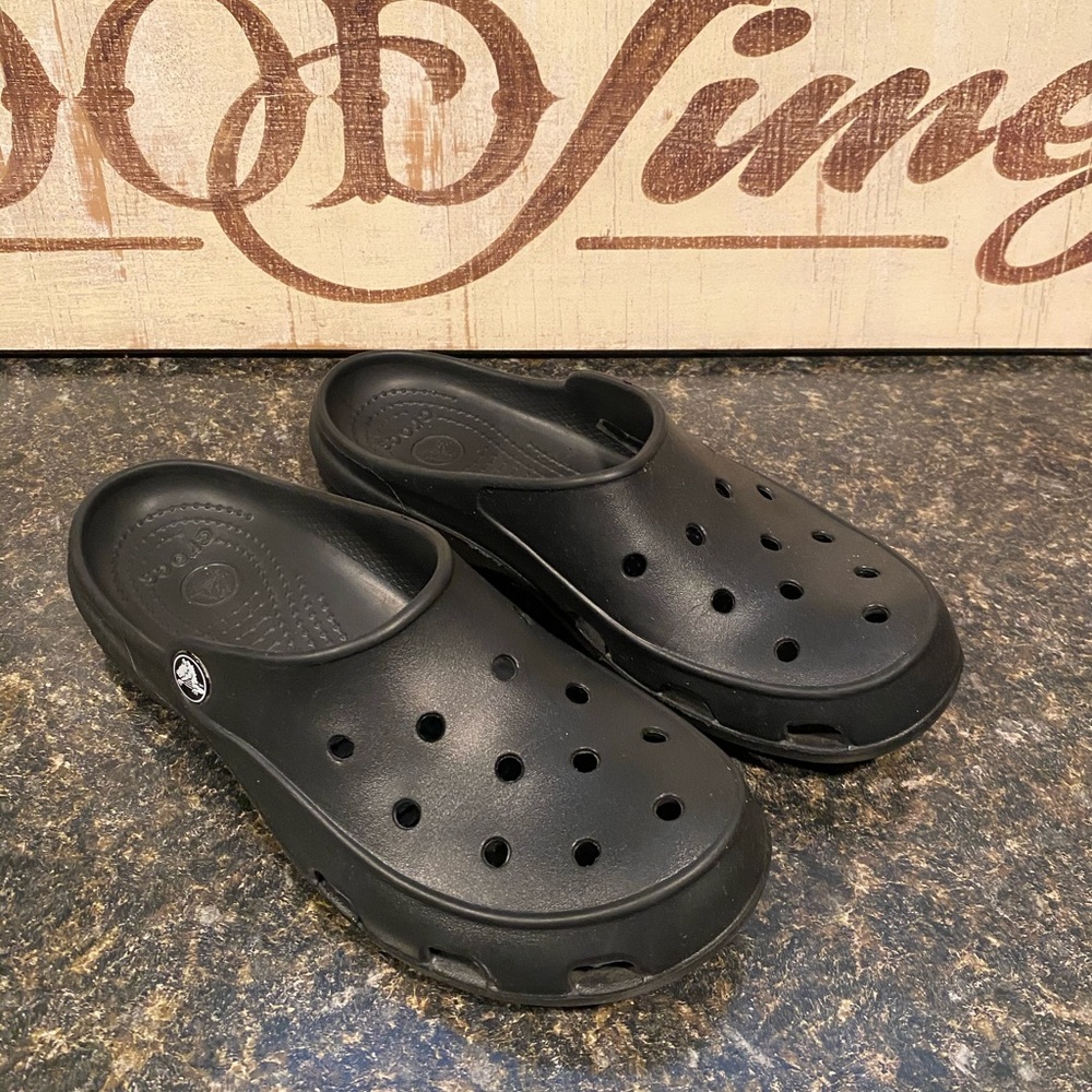 Crocs 🐊🖤